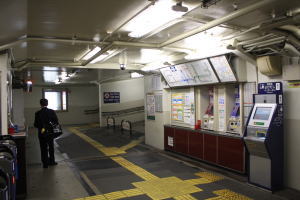阪急吹田駅の南口の改札を出て左の階段より地上へ